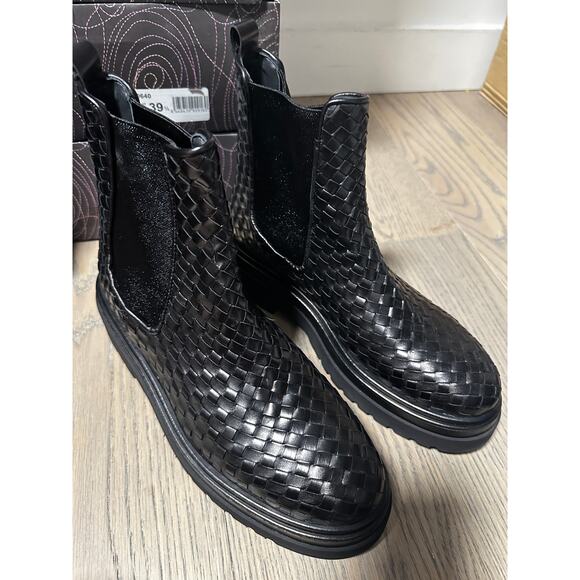 Homers Siena Woven Flat Ankle Boots Size 7 NWT Sleek Black - Picture 2 of 2